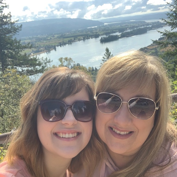 Meet your Poshers, Rochelle & Alyssa - Picture 1 of 1